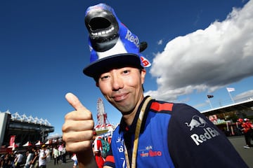 Seguidores japoneses presentes en el circuito de Suzuka para disfrutar de la carrera. 