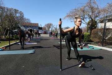  Jamie Benedik es instructora de tres gimnasios en West Islip, un barrio del condado de Suffolk en el estado estadounidense de Nueva York, durante estos días ha visto como han cerrado todos los recintos deportivos donde trabaja debido a la pandemia del Co