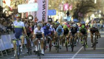 El australiano del Orica GreenEdge Michael Matthews (izquierda) se ha proclamado este lunes vencedor de la primera etapa de la 55 Vuelta Ciclista al Pa&iacute;s Vasco, con salida y llegada en Bilbao. 