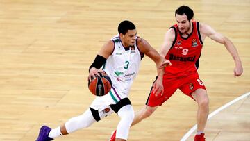 Ray McCallum trata de superar a Marcelinho Huertas.