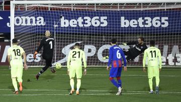 Dmitrovic marca de penalti a Oblak en el Eibar-Atl&eacute;tico.