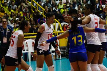 La Selección Colombia de voleibol detonó alegría en el Coliseo El Salitre al ganarle a Perú 3-0. El país sueña con un cupo a Tokio que se define contra Argentina.