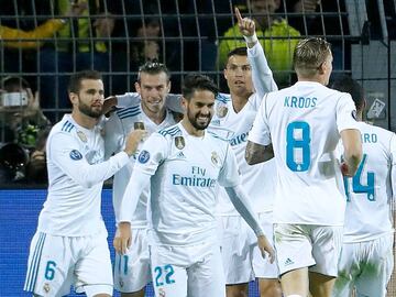 Real Madrid&#039;s forward from Portugal Cristiano Ronaldo celebrates scoring with his teammates during the UEFA Champions League Group H football match BVB Borussia Dortmund v Real Madrid in Dortmund, western Germany on September 26, 2017. / AFP PHOTO / Odd ANDERSEN