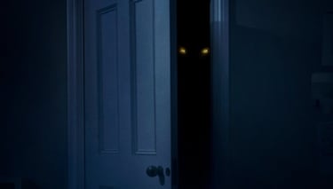 Reseña de ‘Hay algo malo en casa’, el libro que mezcla ‘Paranormal Activity’ con ‘It follows’