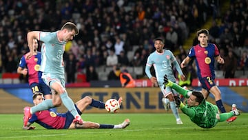 BARCELONA, SPAIN - FEBRUARY 25: Alexander Sorloth of Atletico de Madrid scores his team's fourth goal past Wojciech Szczesny of FC Barcelona during the Copa del Rey Semi Final match between FC Barcelona and Atletico de Madrid at Estadi Olimpic Lluis Companys on February 25, 2025 in Barcelona, Spain. (Photo by David Ramos/Getty Images)