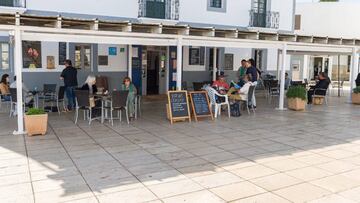 Clientes en la terraza del Bar del Centro. Formentera empieza este lunes, 4 de mayo, la fase 1 del plan de desescalada que ha elaborado el Gobierno de España. Esta fase permitirá a los habitantes de esta isla celebrar reuniones de hasta un máximo de diez