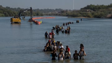 Un juez federal ordenó a Texas eliminar la barrera flotante antiinmigrantes, además de prohibir la futura colocación de boyas en el Río Grande.