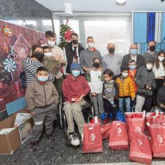 Componentes de Osasuna visitan hospitales de Pamplona