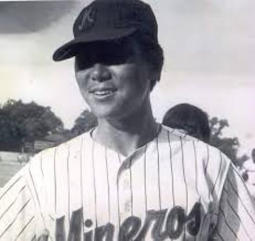 Cada vez crece más la lista de surcoreanos que juegan en México. Han estado Ma Won Sung, Kyung Hwan Choi, Sang Young So, Nam Hong Kil, Jin Woo Kim y Lee Won Kuk, éste último llegó a 149 triunfos como lanzador en nuestro circuito; además de la LMB, jugó beisbol profesional en su país natal, en Japón y en Estados Unidos; como dato curioso cambió su nombre a Ernesto Carlos.
Texto de Liga Mexicana de Beisbol