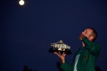 Sergio García with the green jacket and the winner's trophy.