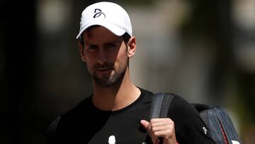 Novak Djokovic llega a las pistas de Roland Garros para entrenar.