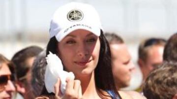 <b>Manuela, la musa de Melandri</b> La señora de Melandri se llama Manuela Raffaetá y tiene cautivado al paddock y periferia. Las razones están a la vista y explican el habitual pasmo del piloto italiano, subcampeón de Superbikes. Ayer Melandri igualó en algo a nuestro Carlos Checa: en verdes y pegajosas envidias.