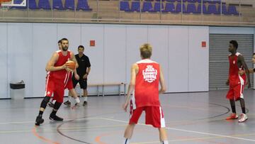 Marc Gasol durante el entrenamiento con la Escola Bàsquet Girona Marc Gasol.