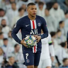 Ronaldinho says Mbappé is “already the best in France”