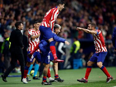 Los jugadores rojiblancos, Morata y Koke, celebran con Correa el 1-0 al Getafe. 