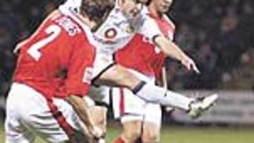 <b>ABRIÓ LA LATA. </b>Alan Smith marcó así el 0-1 para el United.