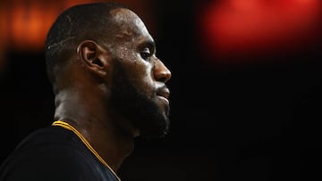 OAKLAND, CA - JUNE 04: LeBron James #23 of the Cleveland Cavaliers reacts against the Golden State Warriors during the second half of Game 2 of the 2017 NBA Finals at ORACLE Arena on June 4, 2017 in Oakland, California. NOTE TO USER: User expressly acknowledges and agrees that, by downloading and or using this photograph, User is consenting to the terms and conditions of the Getty Images License Agreement.   Ezra Shaw/Getty Images/AFP
 == FOR NEWSPAPERS, INTERNET, TELCOS &amp; TELEVISION USE ONLY ==