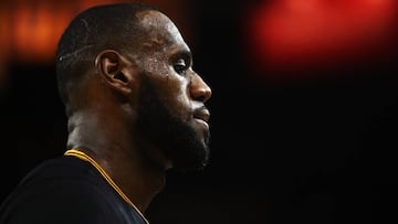 OAKLAND, CA - JUNE 04: LeBron James #23 of the Cleveland Cavaliers reacts against the Golden State Warriors during the second half of Game 2 of the 2017 NBA Finals at ORACLE Arena on June 4, 2017 in Oakland, California. NOTE TO USER: User expressly acknowledges and agrees that, by downloading and or using this photograph, User is consenting to the terms and conditions of the Getty Images License Agreement. Ezra Shaw/Getty Images/AFP
== FOR NEWSPAPERS, INTERNET, TELCOS & TELEVISION USE ONLY ==