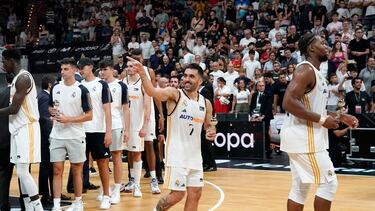 Facundo Campazzo, base del Madrid, saluda tras conquistar la Supercopa.