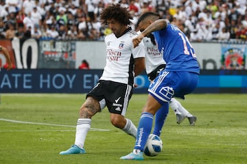 Futbol, Colo Colo vs Universidad de Chile.
Fecha 5, campeonato Nacional 2022.
El jugador de Universidad de Chile Ronnie Fernandez, derecha, juega el balón contra Colo Colo durante el partido de primera division realizado en el estadio Monumental.
Santiago, Chile.
06/03/2022
Marcelo Hernandez/Photosport

Football, Colo Colo vs Universidad de Chile.
5th date, 2022 National Championship.
Universidad de Chile’s player Ronnie Fernandez, right, play the ball against Colo Colo during the first division match at Monumental stadium.
Santiago, Chile.
06/03/2022
Marcelo Hernandez/Photosport