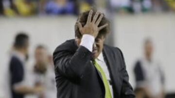 Miguel Herrera se lamenta ante Jamaica