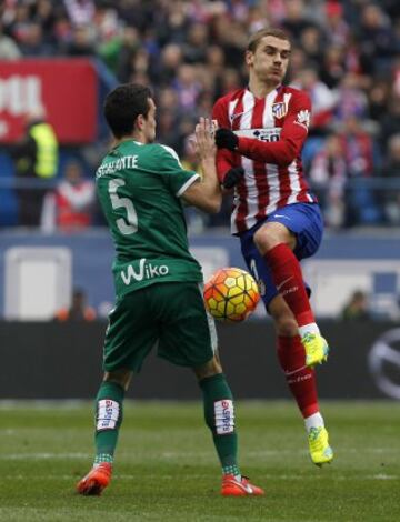 Griezmann ante Escalante. 