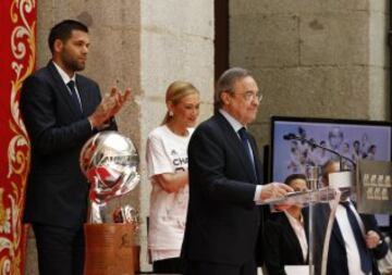 La plantilla del Real Madrid fue recibida en la sede de la Comunidad de Madrid por Cristina Cifuentes. 