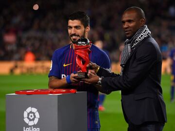 Eric Abidal gives Luis Suárez the trophy for La Liga Santander best player of December.