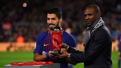 Eric Abidal entrega a Luis Suárez el trofeo como mejor jugador del de diciembre de LaLiga Santander.