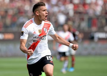 Rafael Santos Borre celebra un gol con River en la Copa Libertadores.