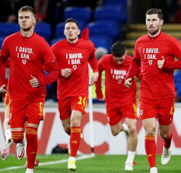 Gales, en un partido de clasificación para el Mundial, lució camisetas de apoyo a sus compañeros David Brooks y Dan Barden.