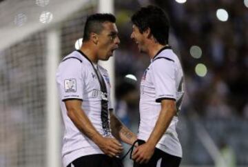 Esteban Paredes celebra su primer gol con Jaime Valdés.