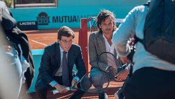 El alcalde de Madrid, Jos¨¦ Luis Mart¨ªnez-Almeida (i), y el jugador de tenis Feliciano L¨®pez (d), posan durante su visita a la pista de tenis de tierra batida que Mutua Madrid Open ha instalado en la plaza de Col¨®n, a 11 de abril de 2023, en Madrid (Espa?a). La pista se ha instalado con motivo de la celebraci¨®n del torneo del 24 de abril al 7 de mayo y en la que el tenista Feliciano L¨®pez impartir¨¢ una sesi¨®n formativa a alumnos del IES Beatriz Galindo del distrito.
11 ABRIL 2023;PISTA;TENIS;MUTUA MADRID OPEN;DEPORTE;TIERRA BATIDA;TORNEO;CELEBRACI?N;FORMACI?N
Gabriel Luengas / Europa Press
11/04/2023