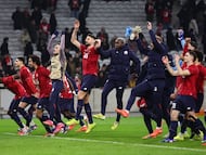 Villeneuve d'Ascq (France), 29/01/2026.- Lille players celebrate together after winning the UEFA Europa League match between Lille OSC and SC Freiburg in Lille, France, 29 January 2026. (Francia) EFE/EPA/Teresa Suarez