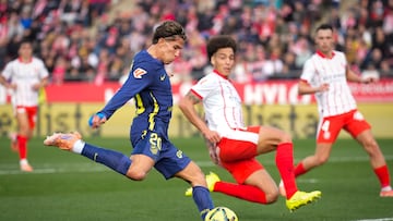 GIRONA, 21/12/2025.- El jugador del Atlético Giuliano Simeone (i) junto a Axel Witsel (c), del Girona, en acción durante partido de Liga que disputan Girona y Atlético de Madrid en el estadio de Montilivi. EFE/ David Borrat
