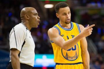 El árbitro Tre Maddox escucha las explicaciones de Stephen Curry.