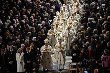 El presidente francés, Emmanuel Macron (cuarto desde la izquierda), y su esposa, Brigitte Macron, asisten a la misa inaugural en la catedral de Notre Dame.