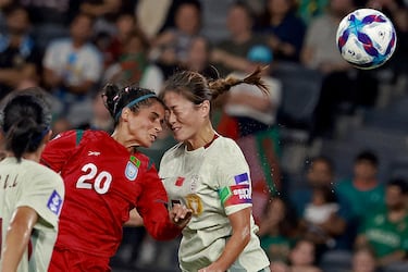 Las selecciones de Bangladesh y China se enfrentaron ayer en Sídney durante el partido de fútbol de la Copa Asiática femenina, que tiene lugar en Australia. En un momento del encuentro la jugadora bangladesí Sahmsun Nahar (izquierda) y la china Wu Haiyan impactaron de forma violenta, cabeza contra cabeza, al disputar un balón aéreo dividido.