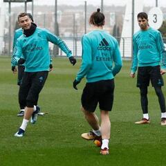 El Real Madrid se entrena bajo la lluvia sin sorpresas