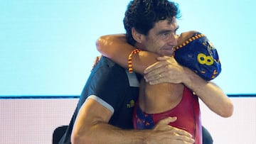 El entrenador de la selecci&oacute;n espa&ntilde;ola Micky Oca celebra con la jugadora Pilar Pe&ntilde;a la victoria ante Hungr&iacute;a.