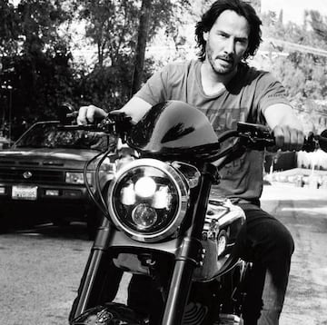 Keanu Reeves es uno de los actores mejor pagados y más carismáticos de todo Hollywood, pero sin embargo la vida no se lo ha puesto fácil en muchas ocasiones. Muchos medios estadounidenses han afirmado que el intérprete padece el Síndrome de Asperger y esto le dificulta su relación con los medios y a la hora de entablar relaciones sociales.