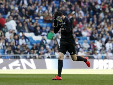 En el tiempo añadido el guardameta belga subió a un córner que consiguió rematar pero el balón se le marchó desviado.