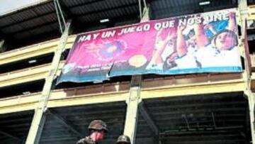 <b>TENSIÓN. </b>Los militares patrullan junto al Estadio Nacional de Honduras, en Tegucigalpa.