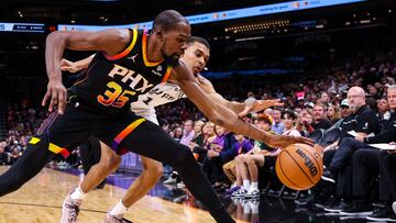 PHOENIX, ARIZONA - OCTOBER 31: Kevin Durant #35 of the Phoenix Suns and Victor Wembanyama #1 of the San Antonio Spurs battle for a loose ball during the first quarter of an NBA game at Footprint Center on October 31, 2023 in Phoenix, Arizona. NOTE TO USER: User expressly acknowledges and agrees that, by downloading and or using this photograph, User is consenting to the terms and conditions of the Getty Images License Agreement. Mike Christy/Getty Images/AFP (Photo by Mike Christy / GETTY IMAGES NORTH AMERICA / Getty Images via AFP)