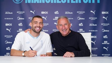 Mateo Kovacic posa junto a Txiki Begiristain como nuevo jugador del Manchester City.