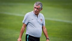 EPA1200. OEIRAS (PORTUGAL), 03/09/2018.- El entrenador de la selecci&oacute;n portuguesa de f&uacute;tbol Fernando Santos dirige una sesi&oacute;n de entrenamiento de equipo en la Ciudad del F&uacute;tbol en Oeiras, a las afueras de Lisboa (Portugal) hoy, 3 de septiembre del 2018. Portugal se enfrentar&aacute; a Croacia el pr&oacute;ximo 6 de septiembre en un encuentro de la fase de grupos de la UEFA Liga de las Naciones. EFE/ Rodrigo Antunes