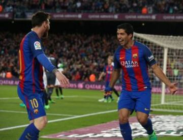 Luis Suárez celebra el 1-0 con Messi.