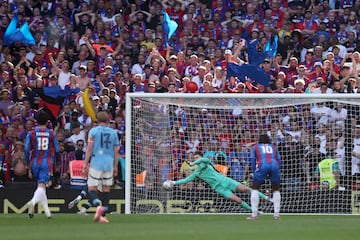 Dean Henderson, portero del Crystal Palace, detiene un penalti a Omar Marmoush, del Manchester City, en la final de la FA Cup.