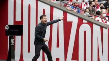 Simeone da instrucciones durante un partido del Atlético.