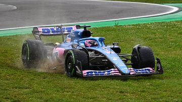 IMOLA, ITALY - APRIL 24: Fernando Alonso of Spain driving the (14) Alpine F1 A522 Renault runs wide during the F1 Grand Prix of Emilia Romagna at Autodromo Enzo e Dino Ferrari on April 24, 2022 in Imola, Italy. (Photo by Clive Mason/Getty Images)